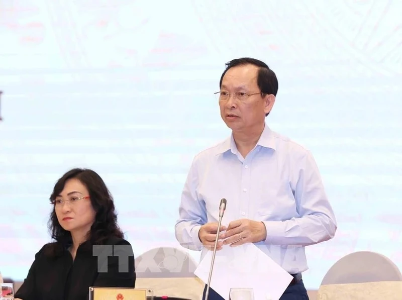 越南国家银行副行长陶明秀在新闻发布会上回答记者的提问。（图片来源：越通社）