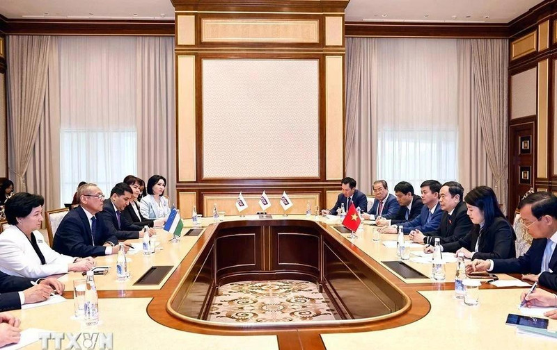 越南国会主席陈青敏会见乌兹别克斯坦人民民主党主席。（图片来源：越通社）
