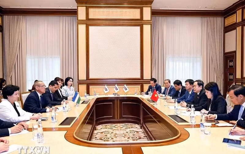 越南国会主席陈青敏会见乌兹别克斯坦人民民主党主席。（图片来源：越通社）