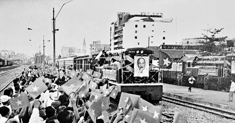 1976年1月31日，命名为“统一列车”的首趟列车翻越海云岭，驶入胡志明市火车站。（图片来源：陈山）