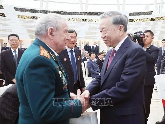 苏林总书记亲切慰问援越白俄罗斯老兵。（图片来源：越通社）