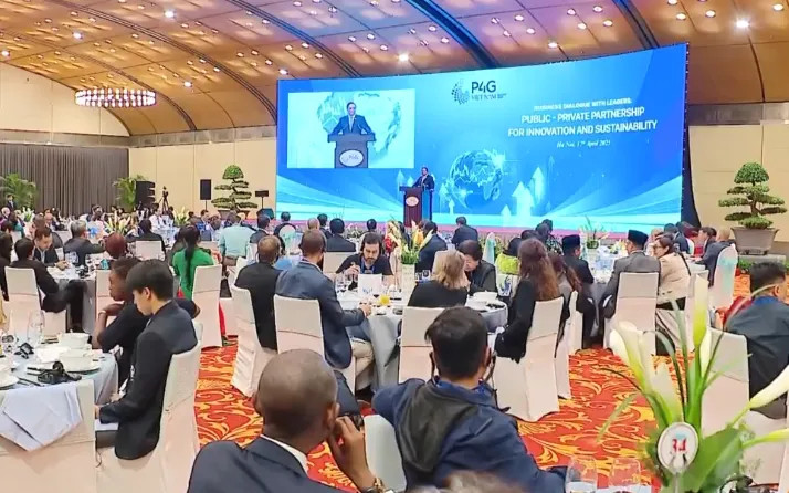越南政府总理范明正在对话会上发表讲话。（图片来源：VTV）