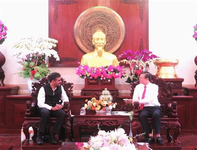 芹苴市人民委员会主席张景宣会见印度驻胡志明市总领事维普拉·潘迪。（图片来源：越通社）