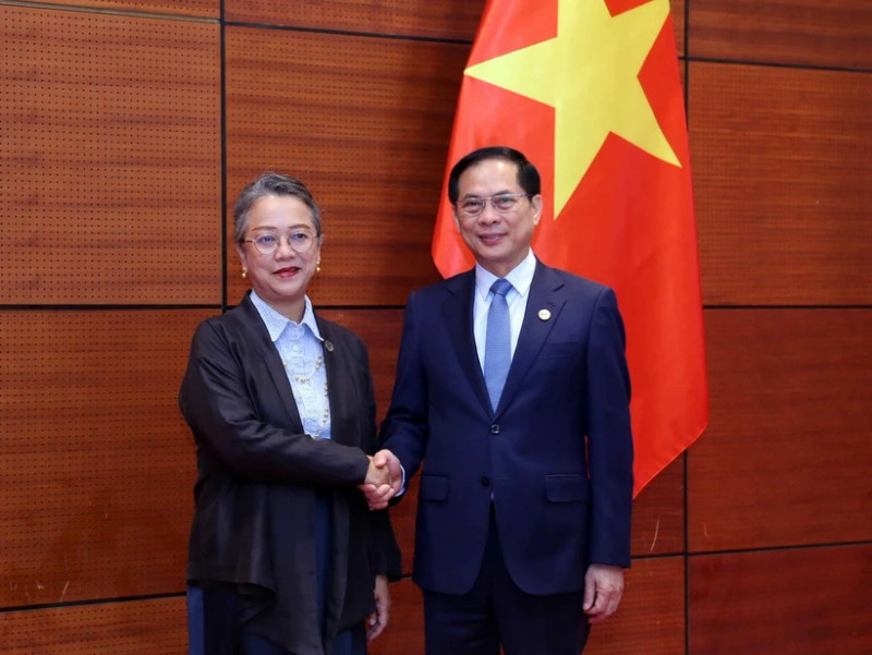 裴青山副总理会见联合国副秘书长兼亚洲及太平洋经济社会委员会执行秘书阿尔米达•萨尔西娅•阿里沙赫巴纳。（图片来源：越通社）