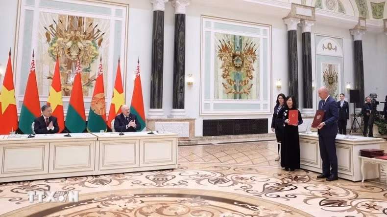 越共中央总书记苏林与白俄罗斯总统亚历山大·卢卡申科共同见证了《越南卫生部与白俄罗斯卫生部关于制药领域合作的谅解备忘录》的交换仪式。