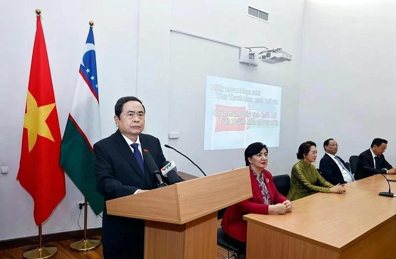 越南国会主席陈青敏在塔什干国立东方大学发表讲话。（图片来源：越通社）