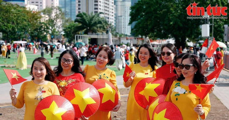 胡志明市市民沉浸在北南团聚50周年这一历史性时刻的喜悦之中。