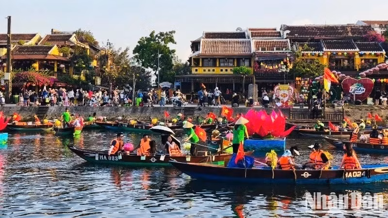 游客参观会安古镇。