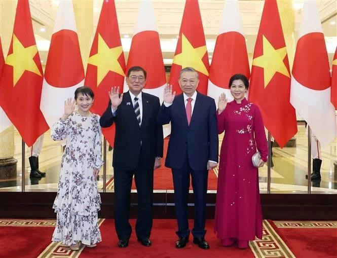 苏林总书记及夫人与日本首相石破茂及夫人合影。（图片来源：越通社）