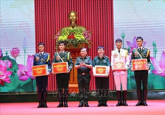 黄春战上将向将赴俄罗斯联邦参加纪念卫国战争胜利80周年的阅兵式的越南人民军部队赠送礼物。（图片来源：越通社）