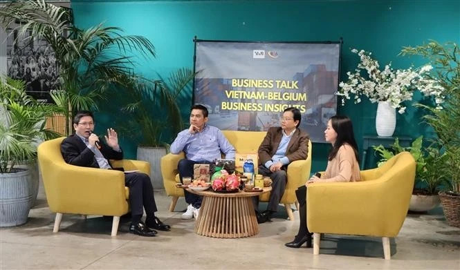 越南驻比利时和欧盟农业参赞陈文功在会上发表讲话。（图片来源：越通社）