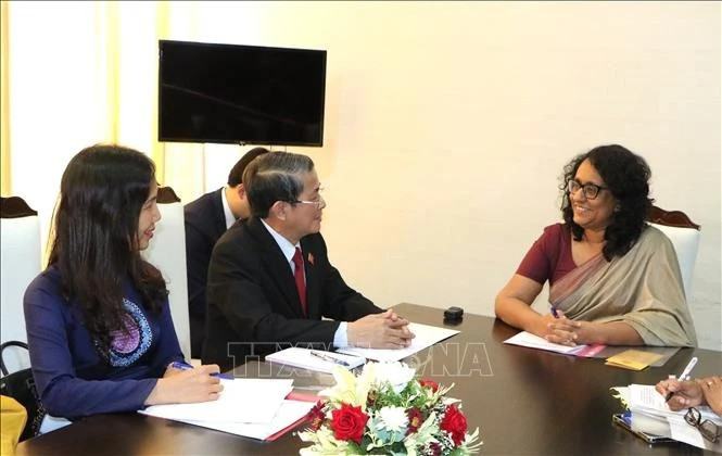越南国会副主席阮德海会见斯里兰卡总理哈里妮·阿马拉苏里亚。（图片来源：越通社）