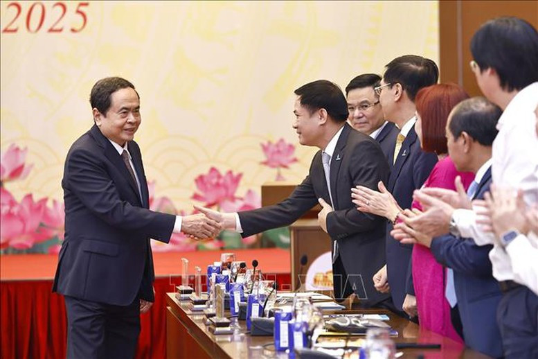 国会主席陈青敏与与会代表亲切握手。（图片来源：Chinhphu.vn）