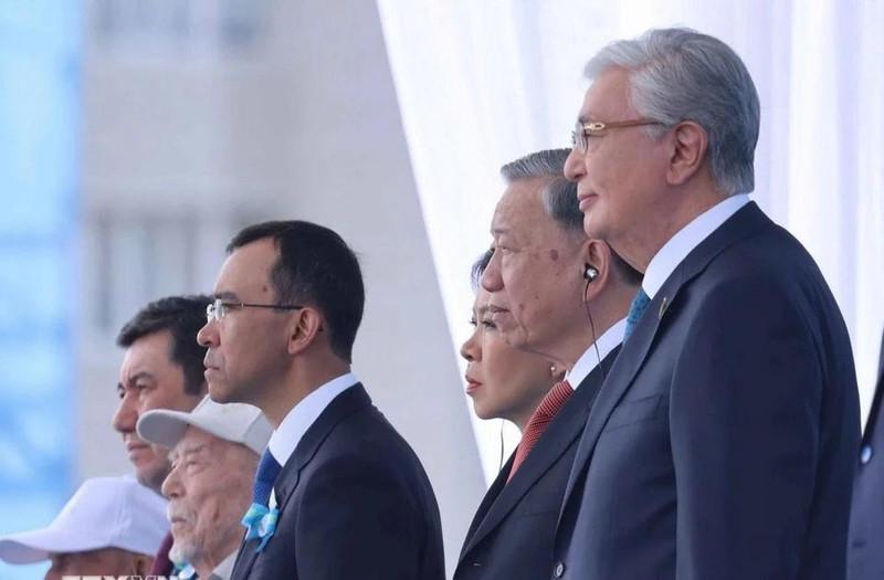 越共中央总书记苏林出席在哈萨克斯坦举行的纪念反法西斯卫国战争胜利80周年阅兵式。（图片来源：越通社）