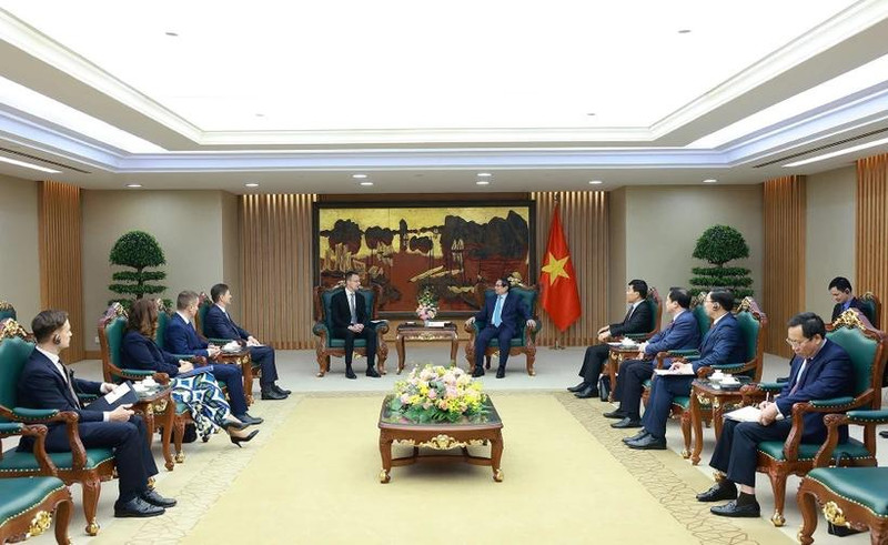 越南政府总理范明正会见匈牙利外交与对外经济部部长西雅尔多·彼得。（图片来源：越通社）