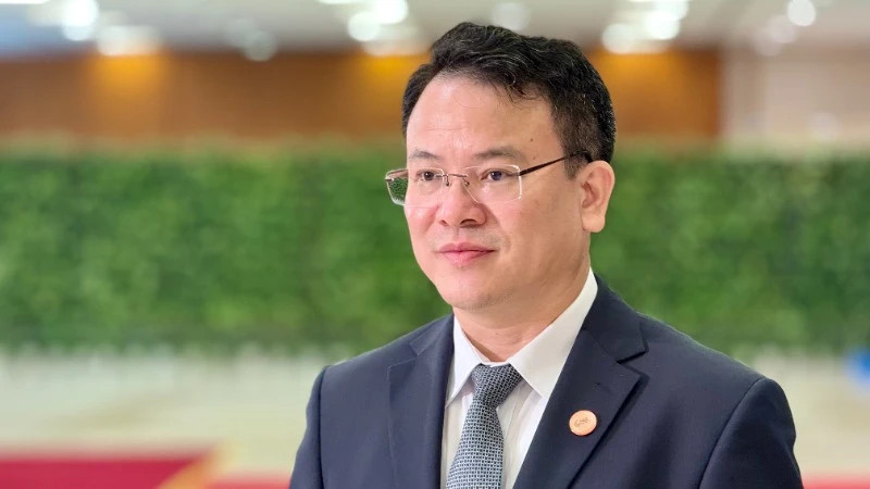 越南财政部副部长陈国方接受记者采访。（明芳 摄）