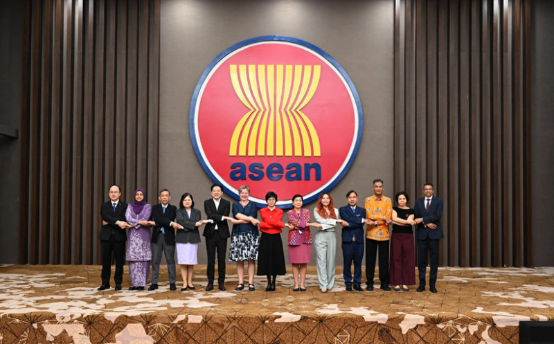 出席东盟与英国联合合作委员会第四次会议的代表合影。