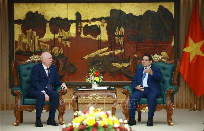 越南政府总理范明正会见白俄罗斯副总理阿纳托利·西瓦克。（图片来源：越通社）