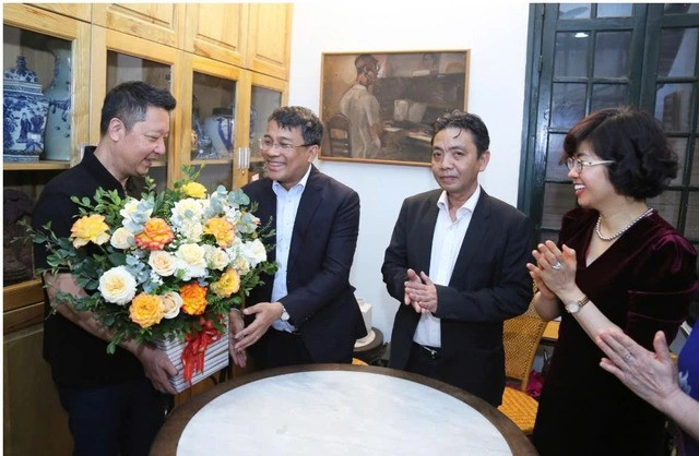 越南UNESCO国家委员会代表祝贺已故作曲家黄云的音乐收藏集被列入《世界记忆名录》。