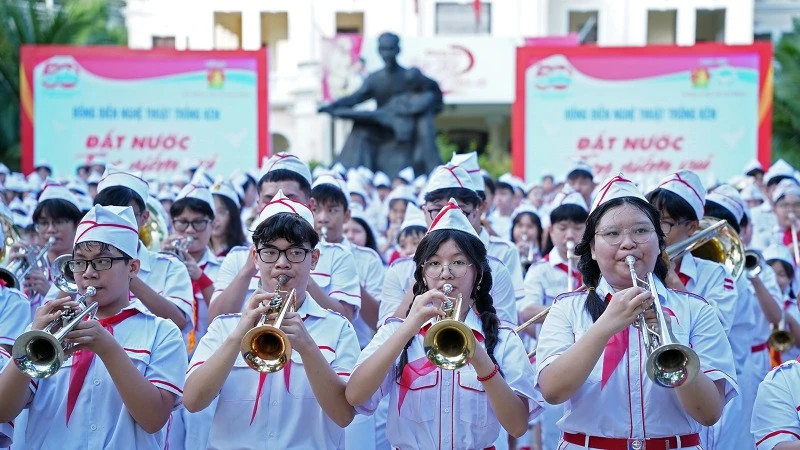 万名儿童鼓号齐鸣奏响《祖国充满喜悦》。