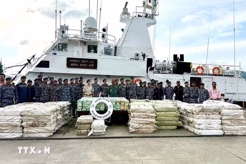 印度海岸警卫队在安达曼海从一艘缅甸渔船上查获了5.5吨甲基苯丙胺。（图片来源：越通社）