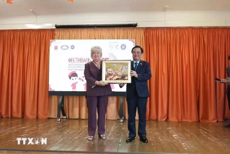 越南国会副主席黎明欢向488号高中学校赠送纪念品。（图片来源：越通社）