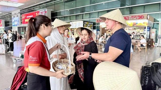 胡志明市迎接乘坐首班伊朗飞往越南包机的游客。（图片来源：越通社）