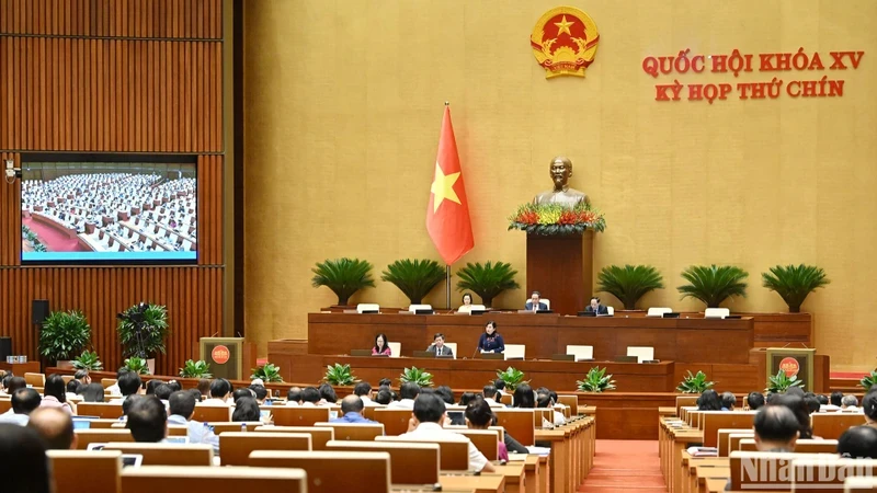 与会代表讨论为学前儿童及中小学生免除和资助学费。（图片来源：越通社）