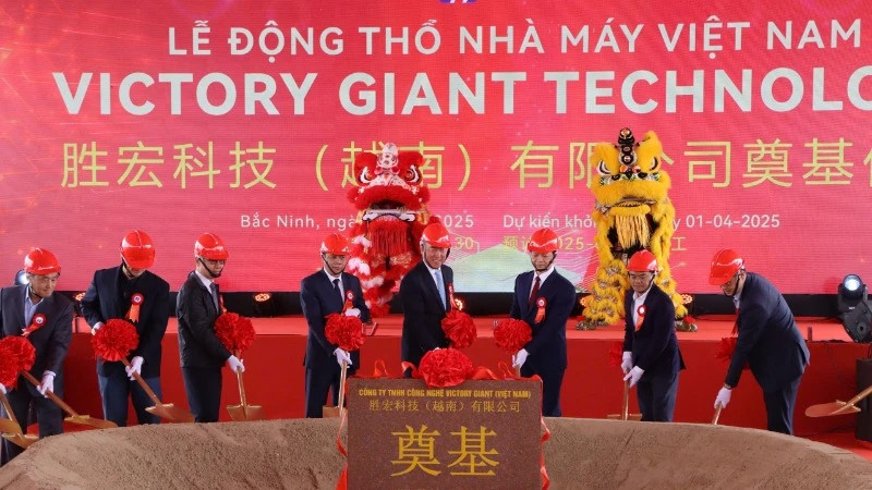 代表们举行胜宏科技（越南）工厂项目奠基仪式。