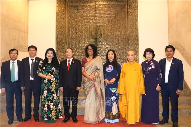 双方代表合影留念。（图片来源：越通社）