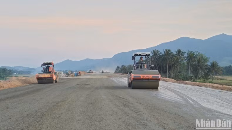 和联－翠弯公路施工现场的工作场景。该路线途经岘港市和旺县的和联、和山、和仁三乡。