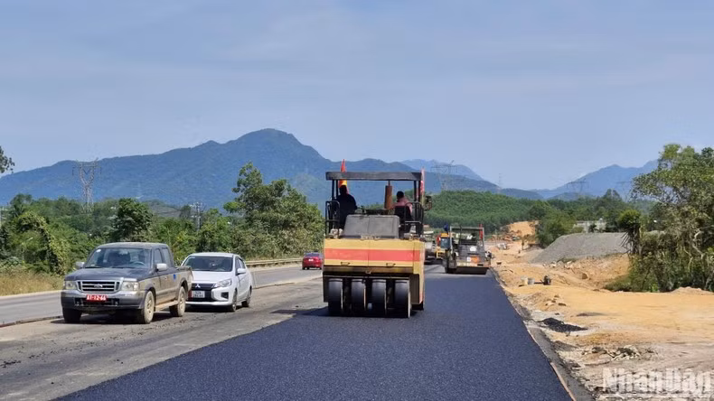 和联－翠弯公路施工现场的工作场景。该路线途经岘港市和旺县的和联、和山、和仁三乡。