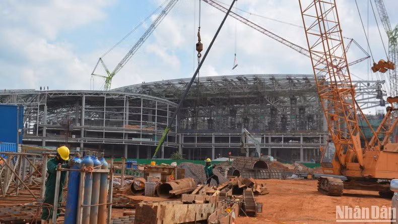 龙城国际机场建设项目工地上的工作场景。