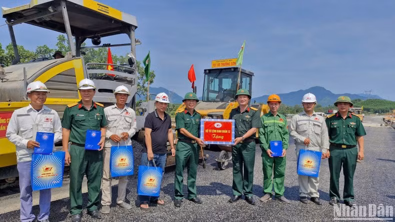 5月1日，12军团领导前往和联－翠弯公路施工现场，检查督导施工进度，看望慰问一线工人并赠送慰问品。