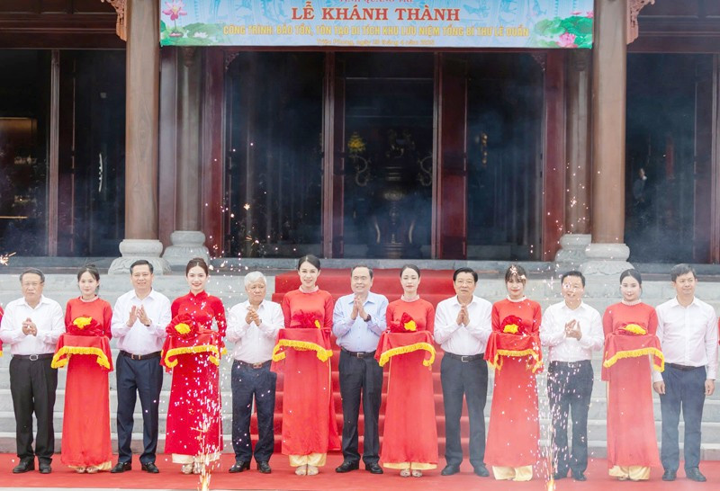 国会主席陈青敏与各位代表为黎笋总书记纪念遗迹区保护与修缮工程竣工剪彩。