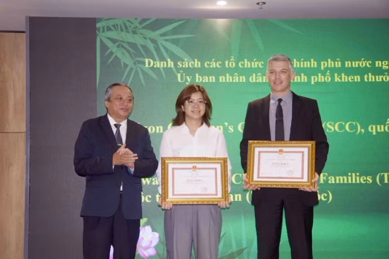 胡志明市对在该市积极贡献并高效实施人道主义项目的外国非政府组织进行了表彰和奖励。（图片来源：越通社）