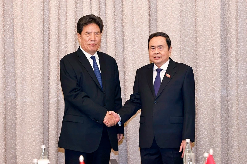 越南国会主席陈青敏会见中国全国人大常委会副委员长洛桑江村。（图片来源：越通社）