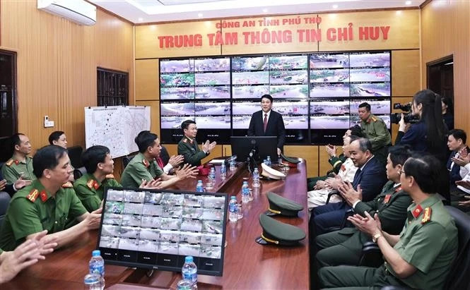 越南国家主席梁强看望慰问富寿省公安指挥信息中心干部和战士。（图片来源：越通社）