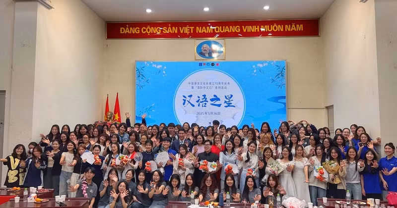 河内中国文化中心主任张德山（左一）为晋级总决赛的学生颁发纪念礼品。