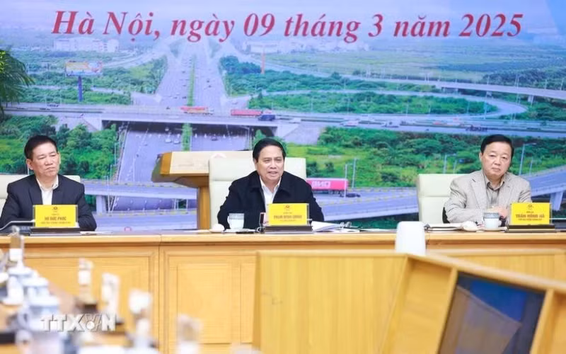 越南政府总理范明正在会议上发言。（图片来源：越通社）