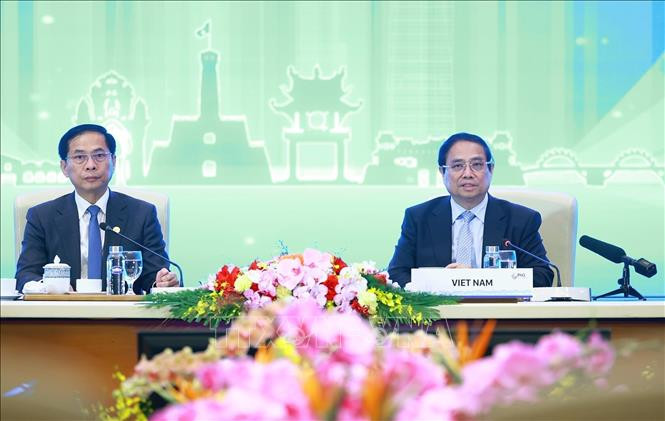 政府总理范明正主持召开题为“以人为中心的可持续绿色转型”的高层讨论会。（图片来源：越通社）