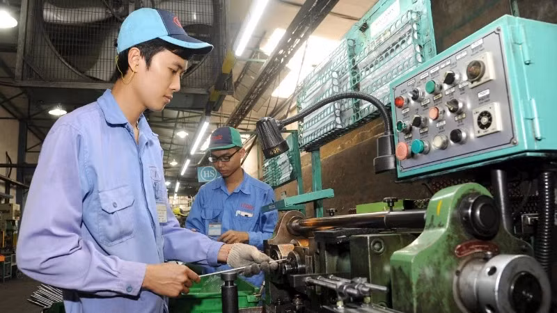 工人在永福省开光工业区的科斯莫斯科技有限公司生产摩托车零部件。