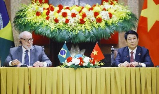 越南国家主席梁强与巴西总统卢拉共同会见记者。
