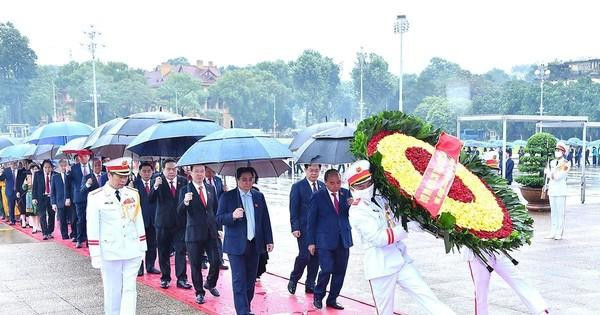 党、国家、国会领导人入陵瞻仰胡志明主席遗容。