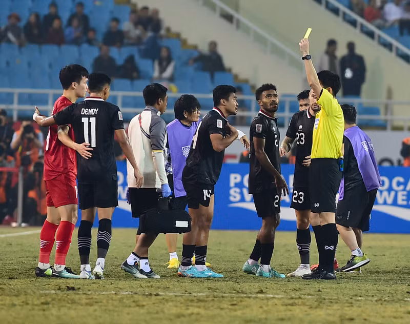 主裁判向印尼球员出示黄牌。