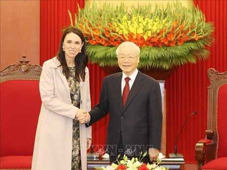 越共中央总书记阮富仲会见新西兰总理杰辛达·阿德恩。