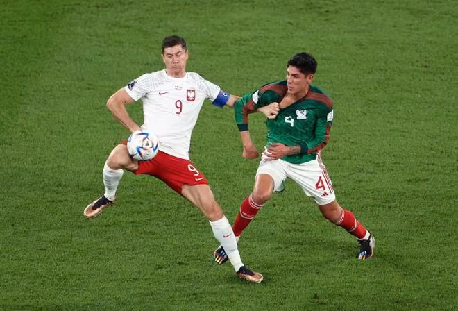 双方球员激烈拼抢。