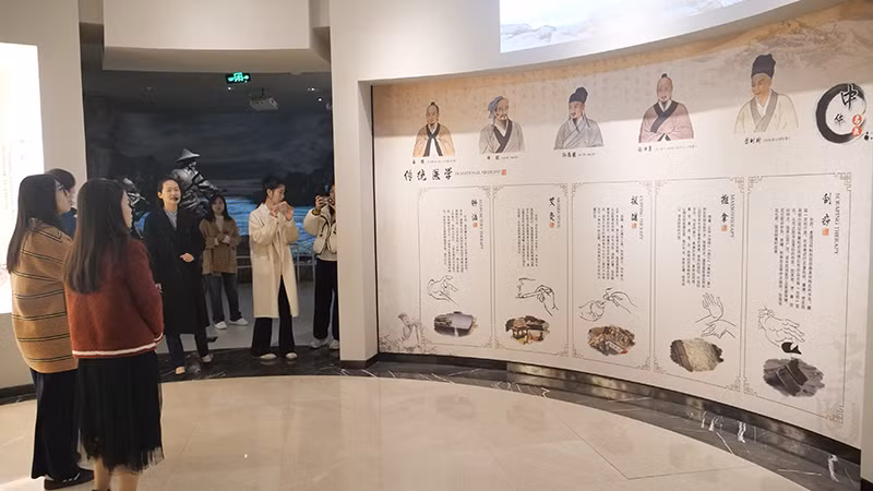 外媒记者参观黄河文化馆。