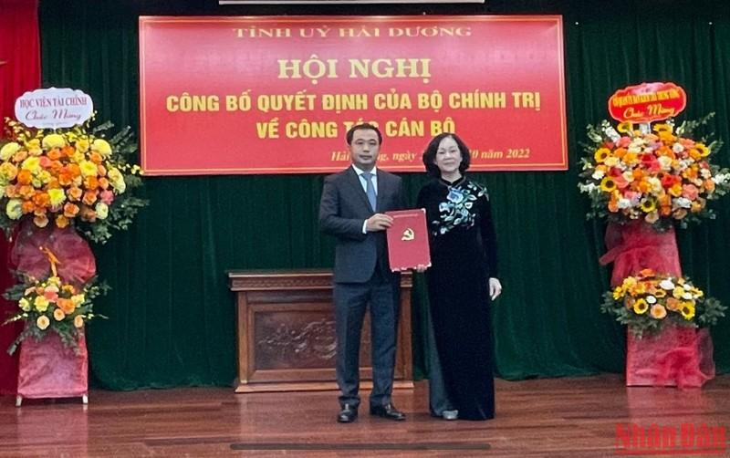 张氏梅同志向陈德胜同志颁发关于任命为海洋省委书记的决定。