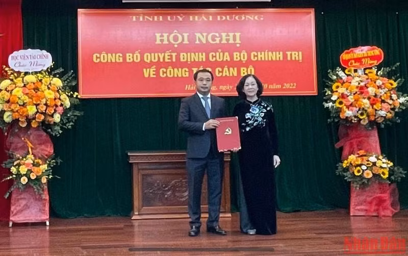 张氏梅同志向陈德胜同志颁发关于任命为海洋省委书记的决定。